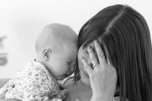 Người mẹ trẻ ôm con ra ban công sau nhiều tuần bị trầm cảm sau sinh