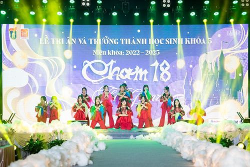 Học sinh Chuyên KHXH&NV Hà Nội sân khấu hóa ngày chia tay tuổi 18