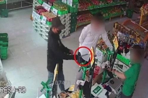 Tạm giữ đối tượng dùng dao cướp tài sản tại cửa hàng Bách Hóa Xanh