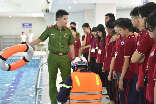Cảnh sát PCCC&CNCH tuyên truyền phòng ngừa đuối nước cho học sinh