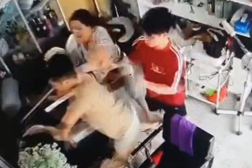 Xác minh vụ người phụ nữ ôm con nhỏ bị hành hung dã man