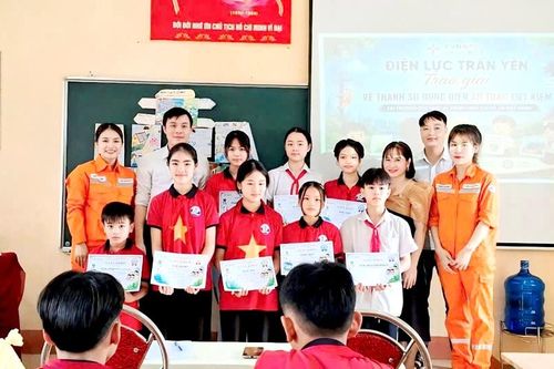 Học sinh Lào Cai thi vẽ tranh về tiết kiệm điện mùa hè