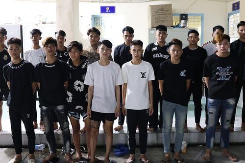 Tạm giữ 33 thanh thiếu niên mang bom xăng, dao tự chế hỗn chiến lúc rạng sáng