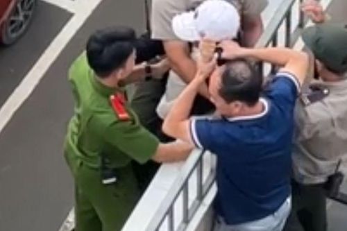 Nam thanh niên trèo lên lan can tầng 5 với biểu hiện tâm lý bất ổn, cái kết khiến nhiều người thở phào