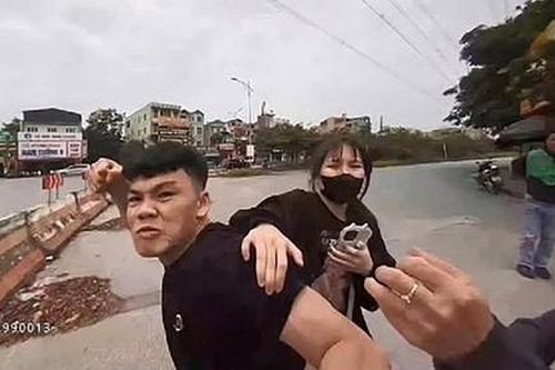 Khởi tố đối tượng chạy xe máy không đội mũ bảo hiểm, còn hành hung Cảnh sát giao thông