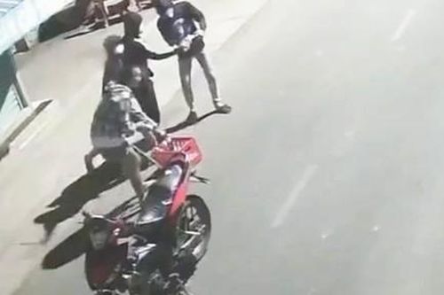 Công an truy tìm nhóm thanh niên ném 'bom xăng' vào nhà dân khiến một xe máy bốc cháy