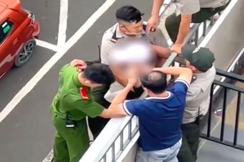 Video ngăn chặn nam thanh niên định nhảy từ tầng 5 của bệnh viện