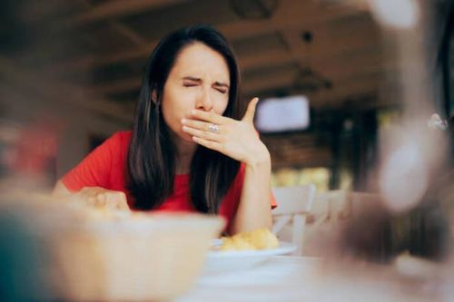 Nhà hàng buffet thu phí nôn mửa của những vị khách ăn no đến 'trớ'