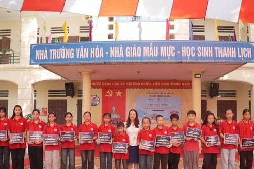 Trao tặng 100 suất học bổng tiếng Anh và sách cho học sinh hoàn cảnh khó khăn