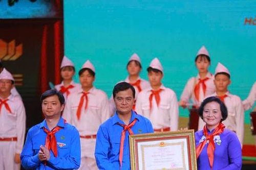 Đội TNTP Hồ Chí Minh đón nhận Huân chương Lao động hạng Nhất