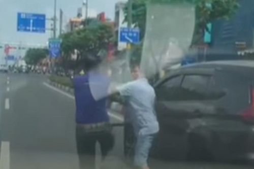 Cận cảnh 2 tài xế rượt đuổi, đánh nhau trên đường ở TP.HCM
