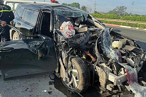 Ô tô biến dạng sau tai nạn trên cao tốc, 1 người mắc kẹt được giải cứu
