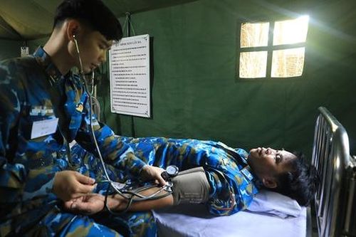 Lặng thầm chăm lo sức khỏe quân nhân dự bị giữa thao trường diễn tập