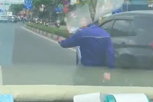 Công an TPHCM triệu tập 2 tài xế đánh nhau giữa đường Phạm Văn Đồng