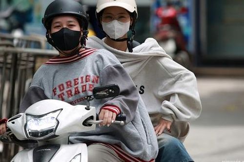 Hà Nội 'hầm hập' nắng nóng đầu mùa, người dân kín mít áo chống nắng ra đường