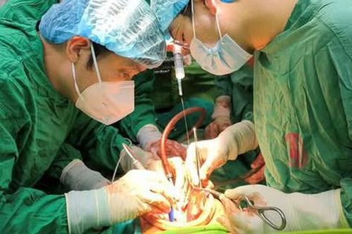 Cứu sống thiếu niên bị vết thương thấu bụng nguy kịch