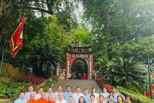 Đoàn công tác Mặt trận thành phố Cần Thơ dâng hương tại Đền Hùng