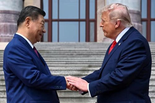 Cái bắt tay 10 giây, 5 lần chạm nhẹ của ông Trump và ông Tập