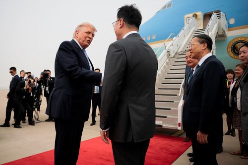 Ông Trump lên Không lực Một rời Bắc Kinh