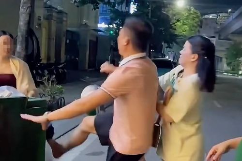 Nhóm người chửi bới, tấn công hai cô gái sau khi trêu ghẹo bất thành