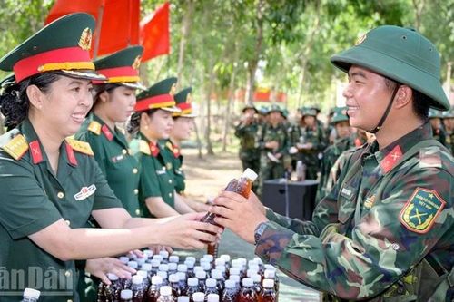 Ấm áp 'Bát nước thao trường'