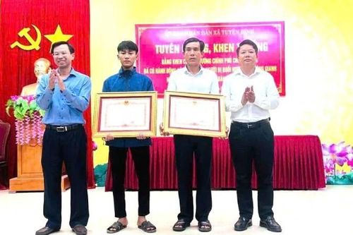 Thủ tướng Chính phủ tặng Bằng khen cho 2 bố con cứu người trên sông Gianh tỉnh Quảng Trị