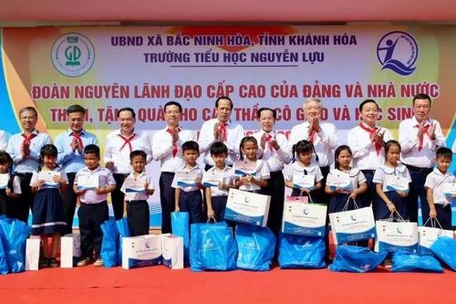 Đoàn nguyên lãnh đạo cấp cao về thăm vùng đất anh hùng Đá Bàn