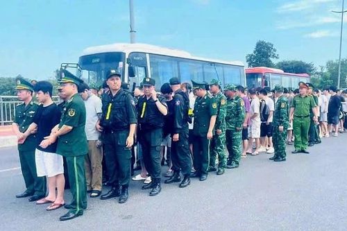 Trao trả 33 công dân Trung Quốc vi phạm pháp luật Việt Nam cho cơ quan chức năng Trung Quốc.