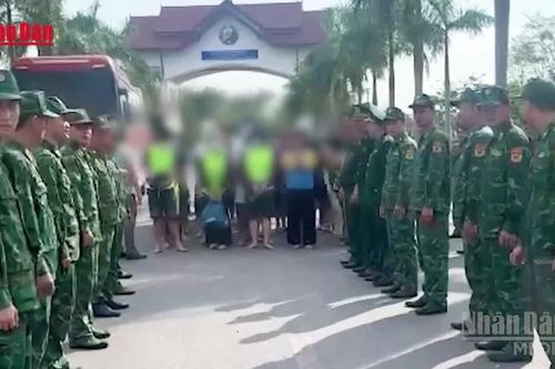 [Video] Tiếp nhận 56 người từ Lào nghi liên quan đường dây đánh bạc, rửa tiền