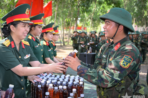 'Bát nước thao trường' tiếp thêm động lực cho chiến sĩ mới An Giang