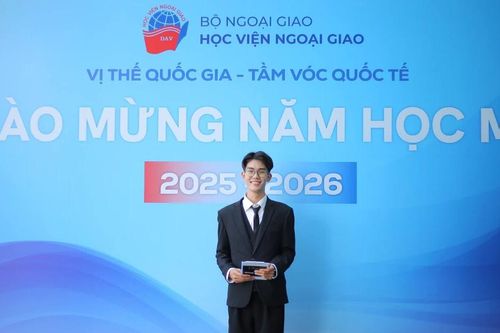Từ cậu bé nông thôn đến bản lĩnh MC song ngữ tại Học viện Ngoại giao