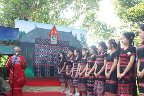 Tái hiện nghi lễ đặt họ Hồ ở Ngày hội làng Dương Nỗ