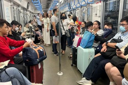 Triển khai 'ATM vé nghĩa tình' hỗ trợ hành khách khó khăn đi metro số 1
