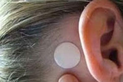 Trẻ loạn thần vì miếng dán say tàu xe, bác sĩ khuyến cáo cha mẹ cẩn trọng