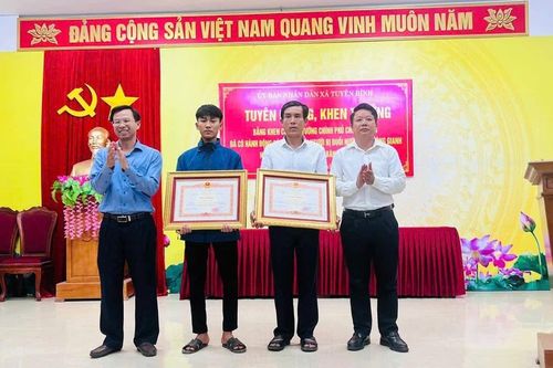 Thủ tướng tặng Bằng khen hai cha con học sinh cứu người trên sông Gianh