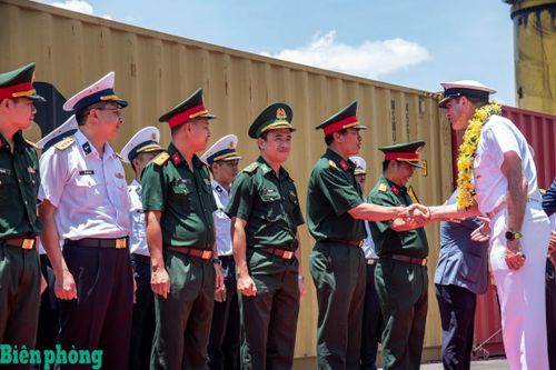 Tàu của Hải quân Hoàng gia Canada thăm hữu nghị thành phố Đà Nẵng