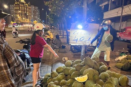 Người dân TPHCM đổ xô 'săn' sầu riêng giá siêu rẻ
