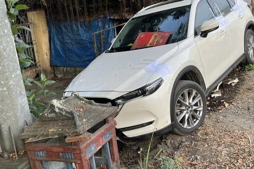 Nữ tài xế Trung Quốc tông sập quán nước, kéo lê chủ quán tử vong