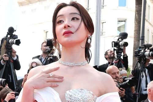Sao nữ mặc sexy nhưng bị ngó lơ tại Cannes