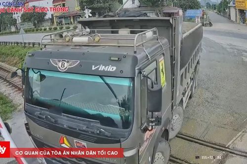 Phạt 11 triệu đồng tài xế xe tải cố tình vượt gác chắn đường sắt