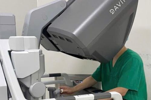 Robot cắt khối u vùng 'khó nói' cho người đàn ông ở Hà Nội