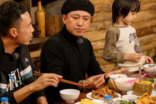 Tuấn Hưng khoe tài nấu ăn, được các con hết lời khen ngợi