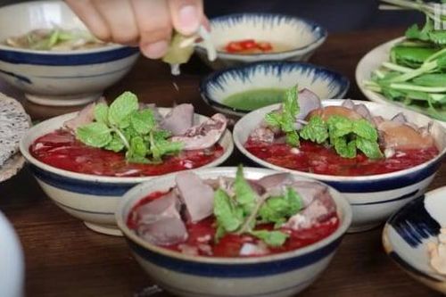 Hàng chục người nghi bị ngộ độc khi ăn tiết canh vịt