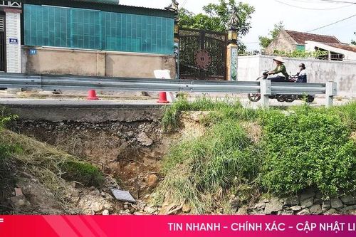 Người dân mòn mỏi chờ khắc phục đường sạt lở, xuống cấp