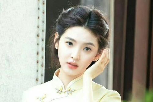 Chương Nhược Nam diện sườn xám vàng nhạt gây bão visual