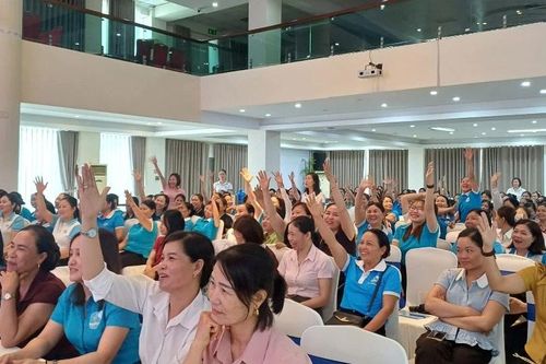 Hội LHPN tỉnh truyền thông an toàn thực phẩm, tặng quà phụ nữ khuyết tật