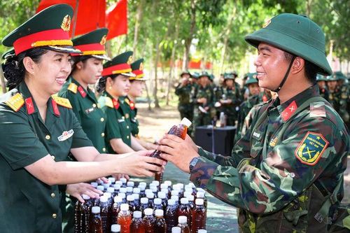 'Bát nước thao trường' tiếp thêm động lực cho chiến sĩ mới