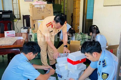 CSGT Gia Lai phát hiện xe tải chở hơn 4.000 sản phẩm không rõ nguồn gốc