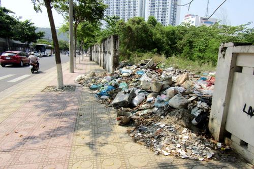 Đổ xà bần, rác thải bừa bãi