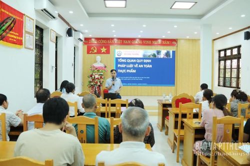 Hơn 70 cán bộ, tiểu thương tham gia tập huấn kiến thức an toàn thực phẩm